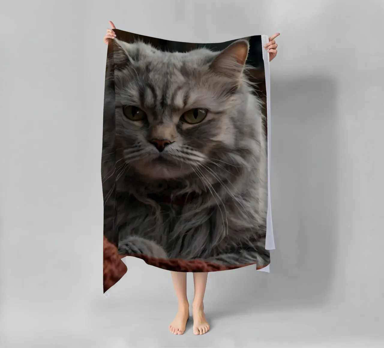 Un soffice gatto grigio riposa pacificamente su una coperta accogliente telo mare da DesignDoodle