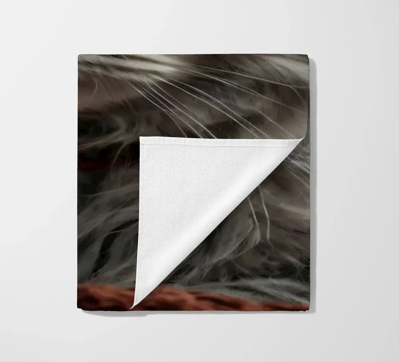Un soffice gatto grigio riposa pacificamente su una coperta accogliente telo mare da DesignDoodle
