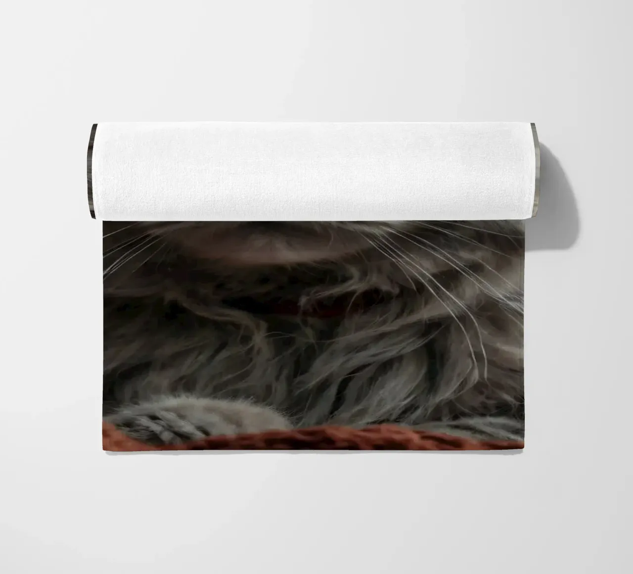 Un soffice gatto grigio riposa pacificamente su una coperta accogliente telo mare da DesignDoodle