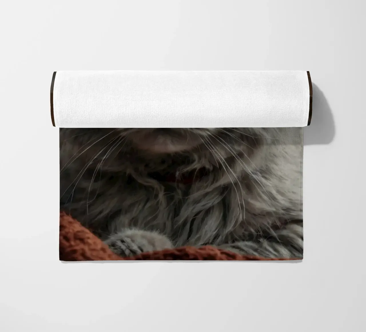 Un soffice gatto grigio riposa pacificamente su una coperta accogliente telo mare da DesignDoodle