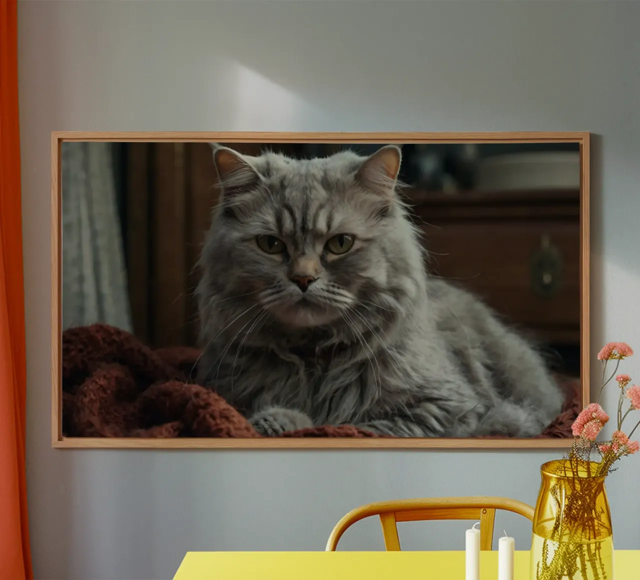 Un soffice gatto grigio riposa pacificamente su una coperta accogliente alluminio dibond da DesignDoodle