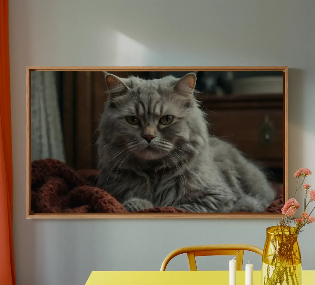 Un soffice gatto grigio riposa pacificamente su una coperta accogliente tela con Cornice a cassetta da DesignDoodle