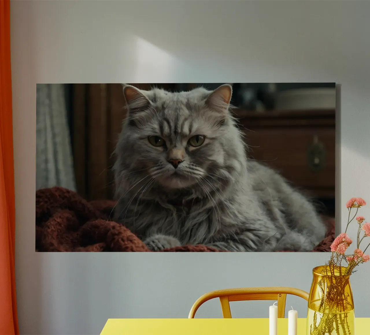 Un soffice gatto grigio riposa pacificamente su una coperta accogliente tela con Cornice a cassetta da DesignDoodle