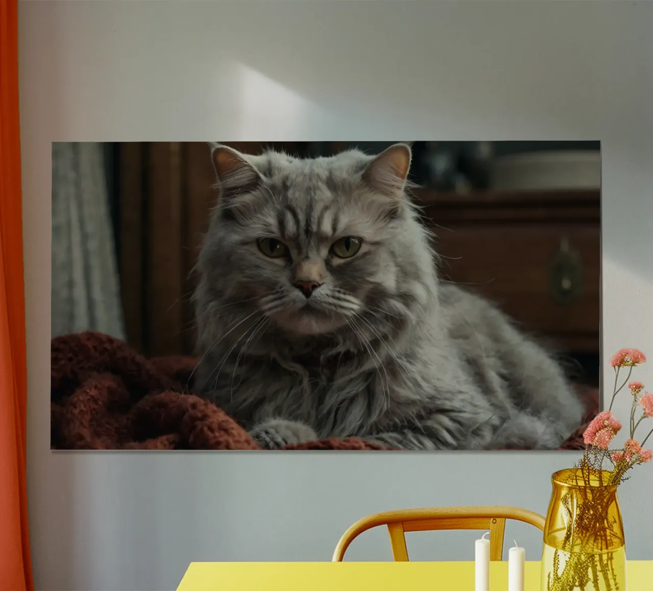 Un soffice gatto grigio riposa pacificamente su una coperta accogliente poster con telaio in legno da DesignDoodle