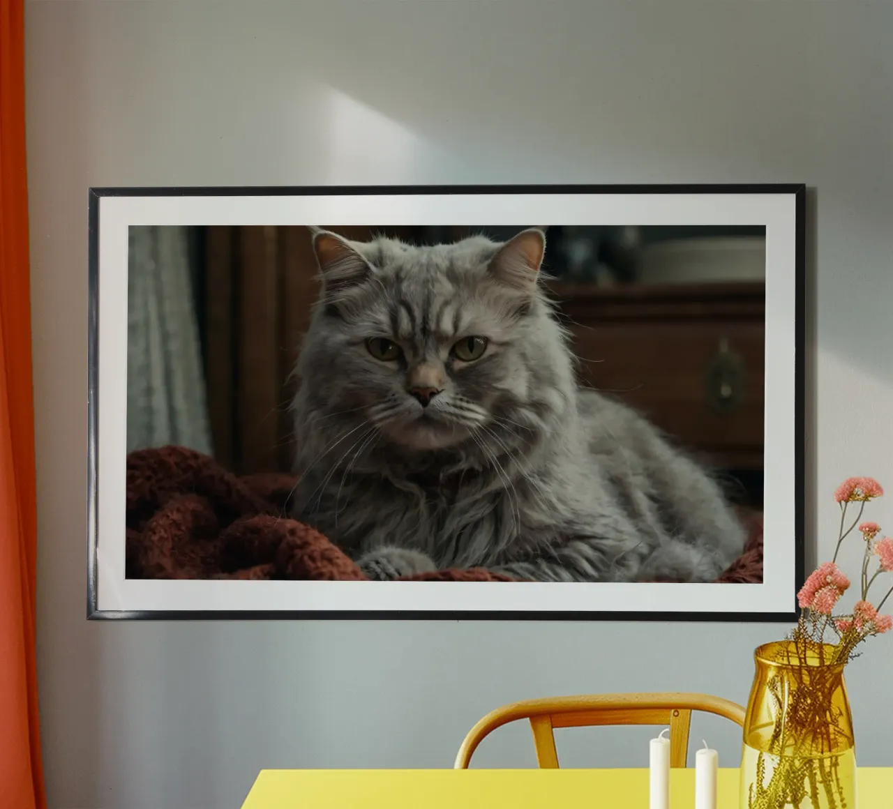 Un soffice gatto grigio riposa pacificamente su una coperta accogliente poster con telaio in legno da DesignDoodle