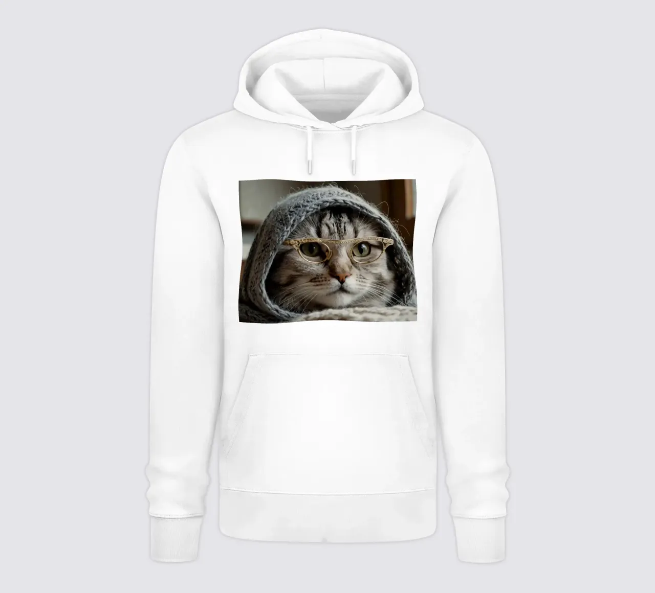 Un gatto accogliente che indossa occhiali e una sciarpa lavorata a maglia per rilassarsi felpa con cappuccio da DesignDoodle