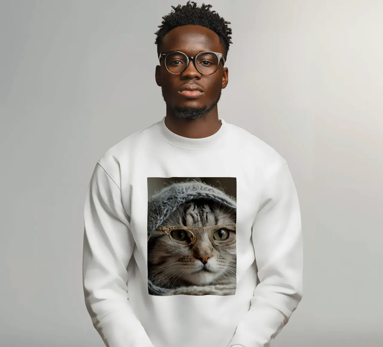 Un gatto accogliente che indossa occhiali e una sciarpa lavorata a maglia per rilassarsi felpa da DesignDoodle