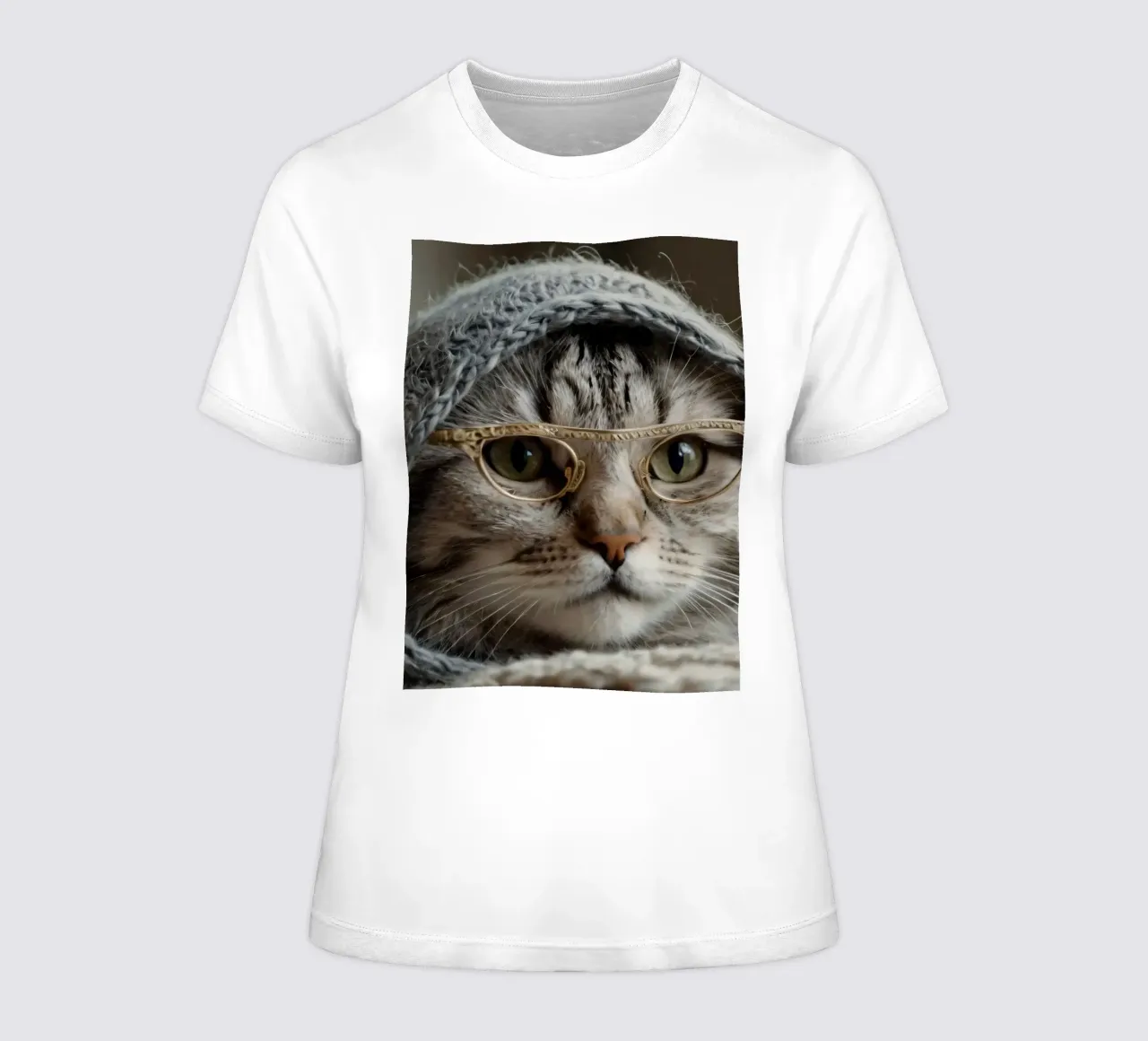 Un gatto accogliente che indossa occhiali e una sciarpa lavorata a maglia per rilassarsi t-shirt da donna da DesignDoodle