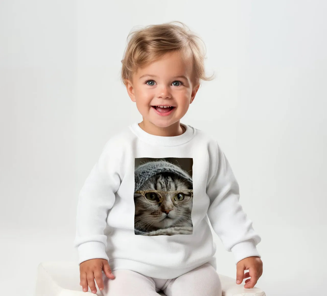 Un gatto accogliente che indossa occhiali e una sciarpa lavorata a maglia per rilassarsi felpa neonato da DesignDoodle
