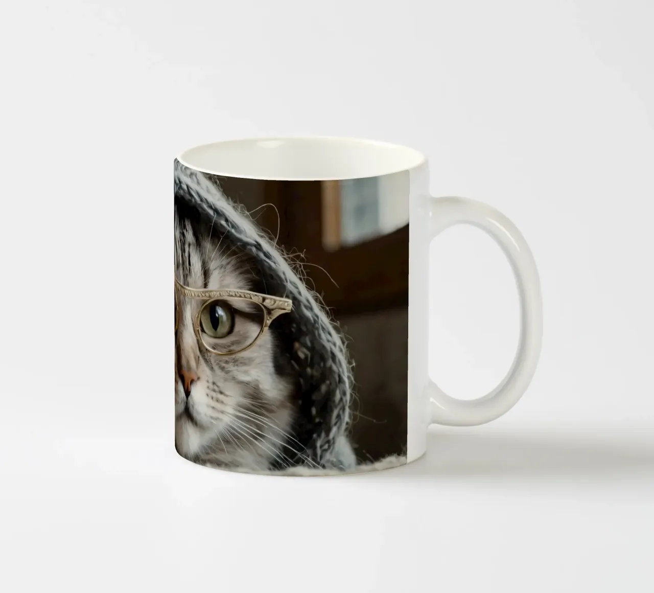 Un gatto accogliente che indossa occhiali e una sciarpa lavorata a maglia per rilassarsi tazza in ceramica da DesignDoodle