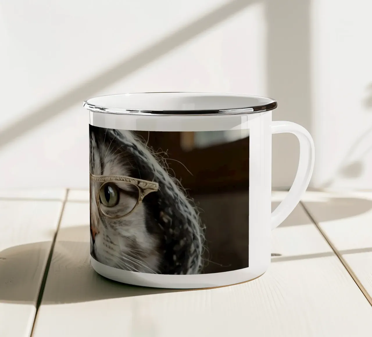 Un gatto accogliente che indossa occhiali e una sciarpa lavorata a maglia per rilassarsi tazza in smalto da DesignDoodle