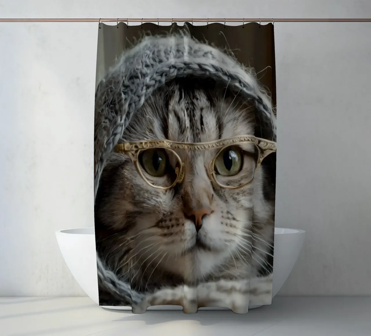 Un gatto accogliente che indossa occhiali e una sciarpa lavorata a maglia per rilassarsi tenda da doccia da DesignDoodle