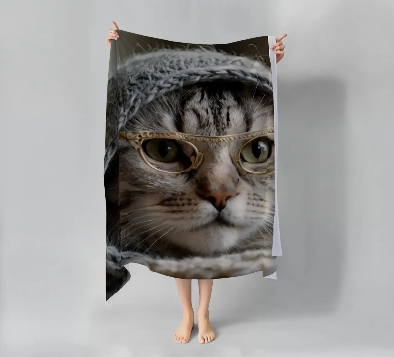 Un gatto accogliente che indossa occhiali e una sciarpa lavorata a maglia per rilassarsi telo mare da DesignDoodle