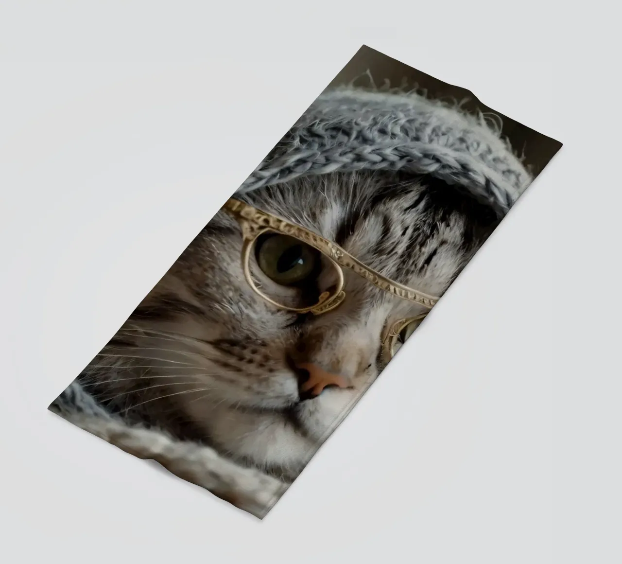Un gatto accogliente che indossa occhiali e una sciarpa lavorata a maglia per rilassarsi telo mare da DesignDoodle