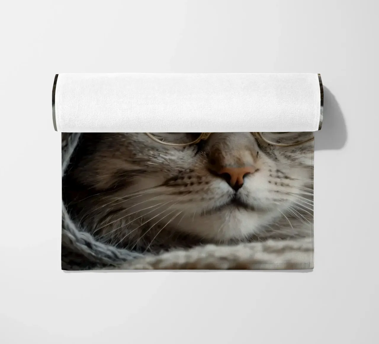 Un gatto accogliente che indossa occhiali e una sciarpa lavorata a maglia per rilassarsi telo mare da DesignDoodle