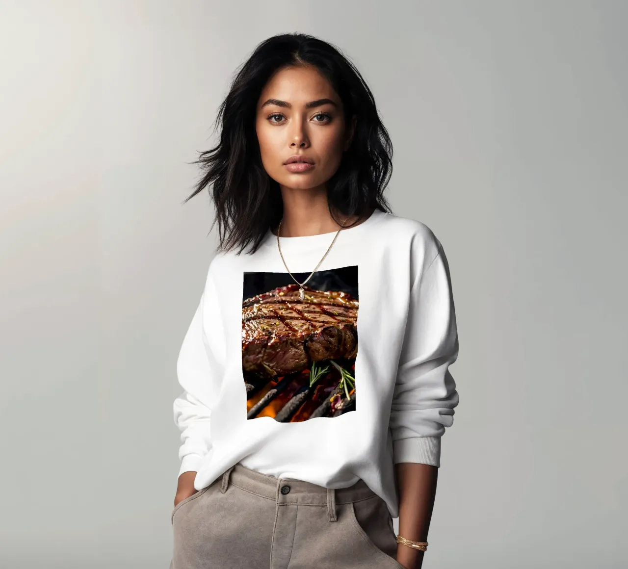 Jugoso filete asándose en una barbacoa al aire libre sudadera de DesignDoodle