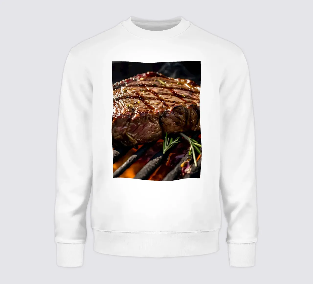 Jugoso filete asándose en una barbacoa al aire libre sudadera de DesignDoodle