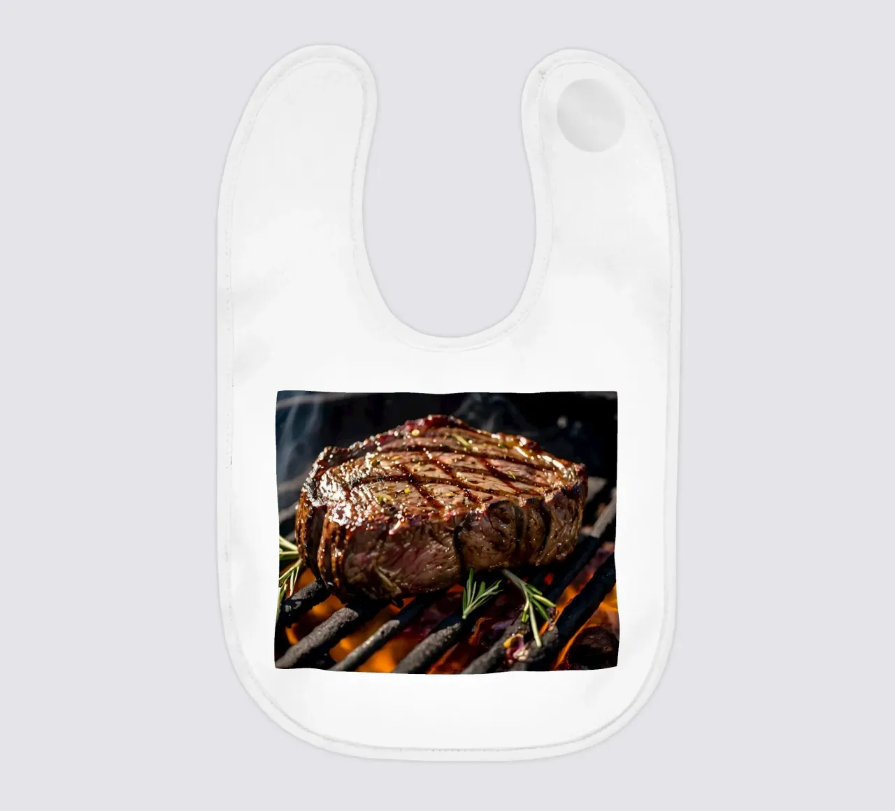 Jugoso filete asándose en una barbacoa al aire libre babero de DesignDoodle