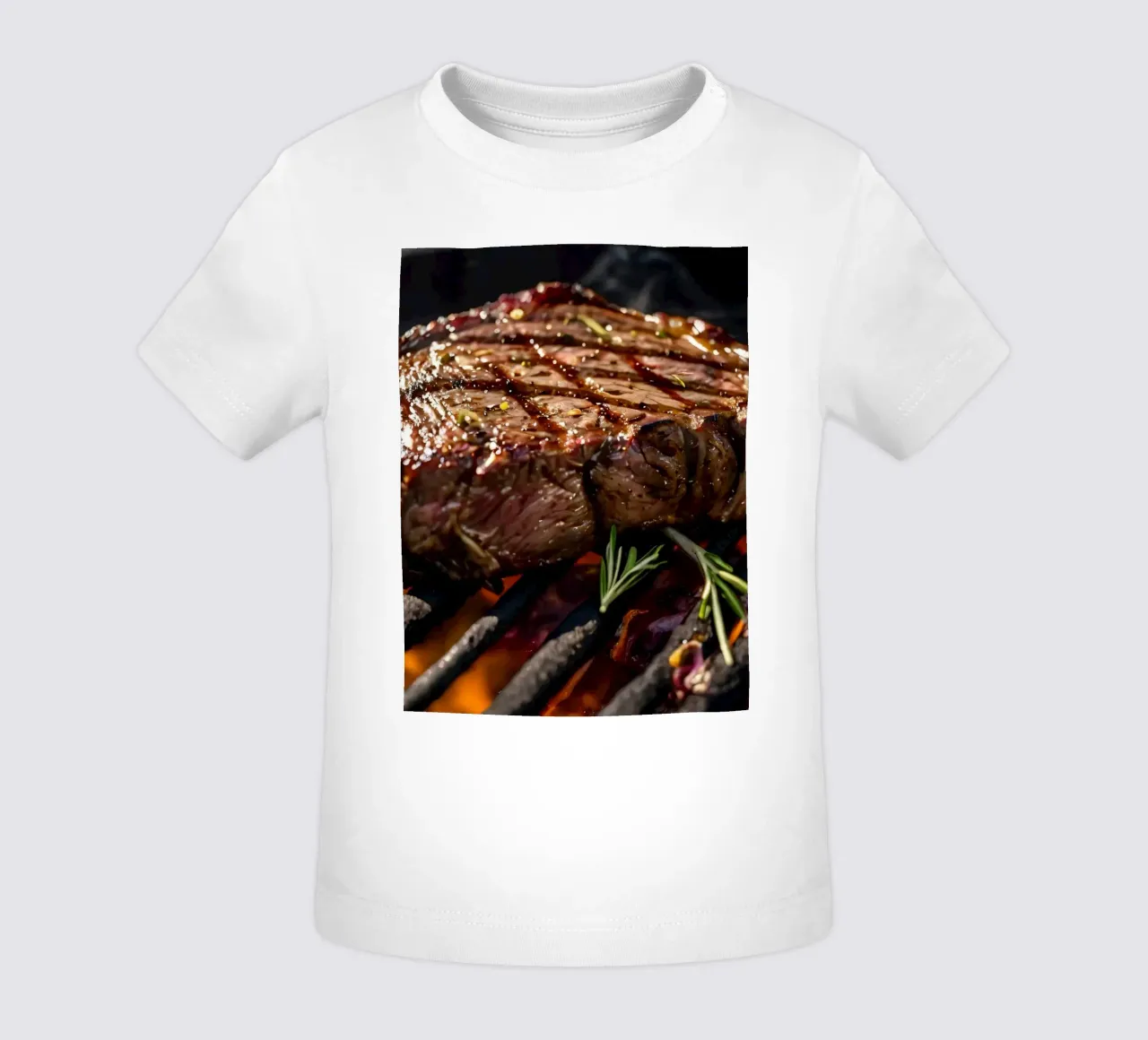Steak juteux grillé sur un barbecue en plein air t-shirt pour bébé de DesignDoodle
