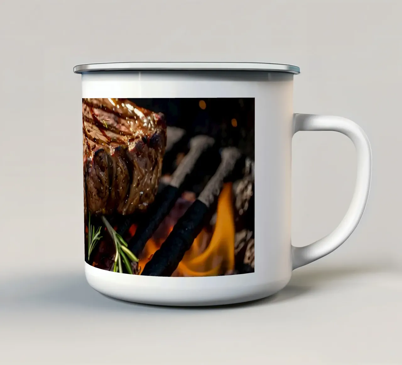 Una succosa bistecca alla griglia su un barbecue all'aperto tazza in smalto da DesignDoodle