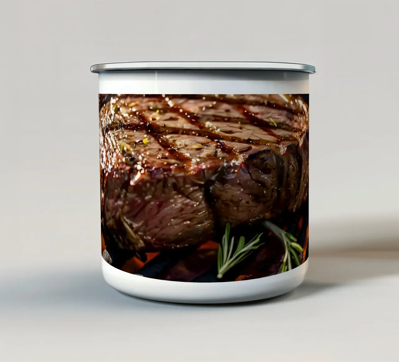 Una succosa bistecca alla griglia su un barbecue all'aperto tazza in smalto da DesignDoodle
