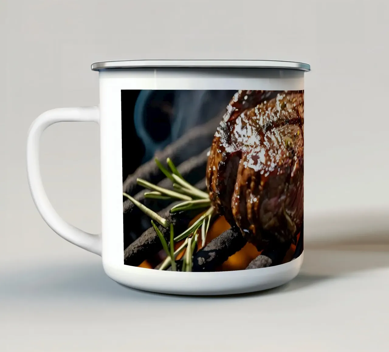 Una succosa bistecca alla griglia su un barbecue all'aperto tazza in smalto da DesignDoodle
