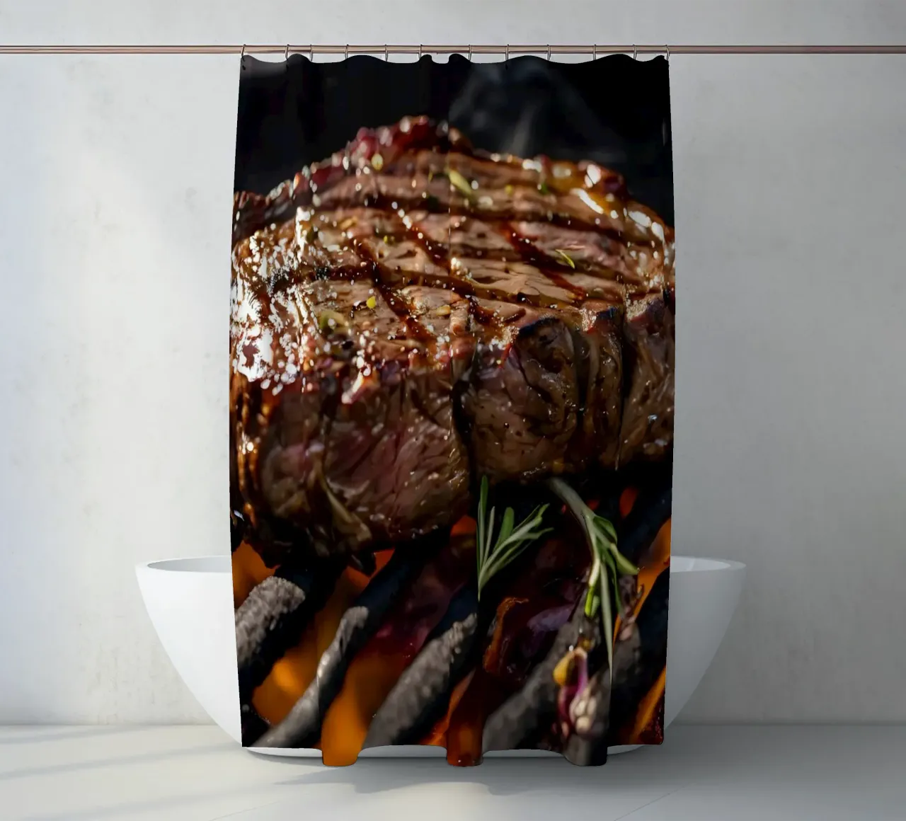 Jugoso filete asándose en una barbacoa al aire libre cortina de baño de DesignDoodle