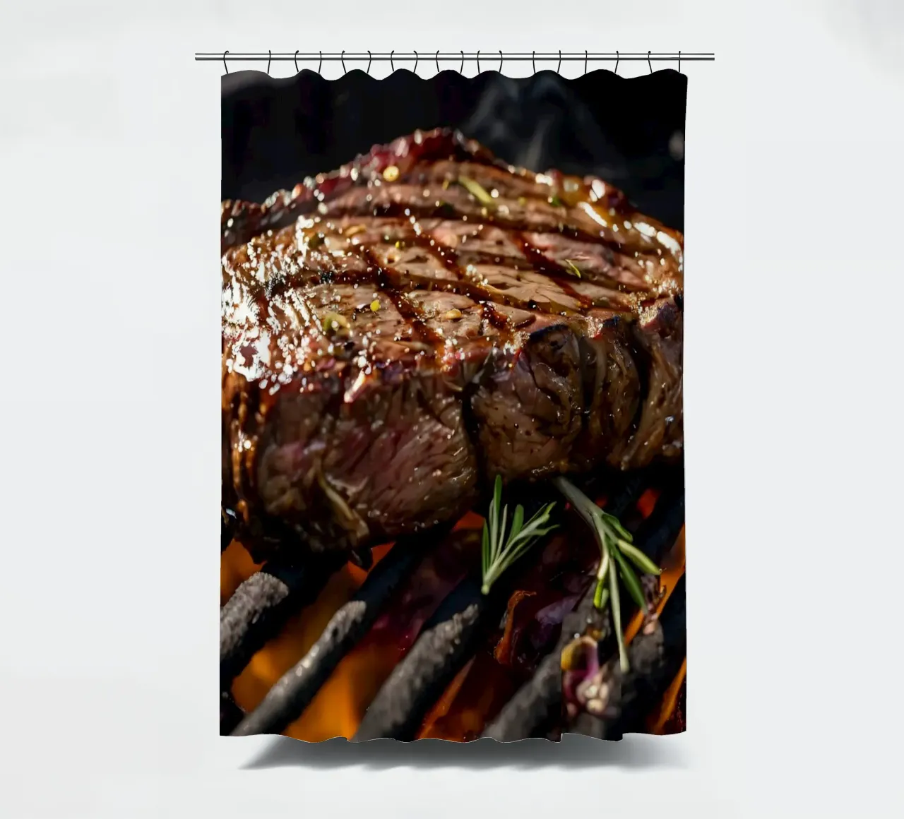 Jugoso filete asándose en una barbacoa al aire libre cortina de baño de DesignDoodle
