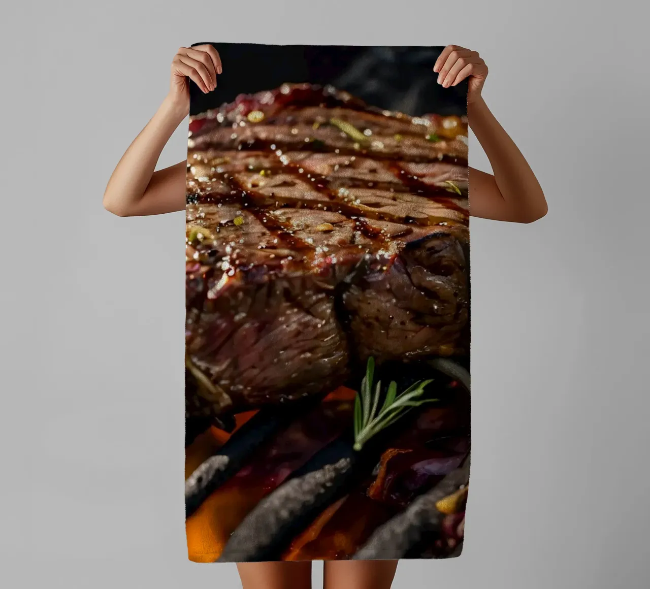 Jugoso filete asándose en una barbacoa al aire libre toalla de baño de DesignDoodle