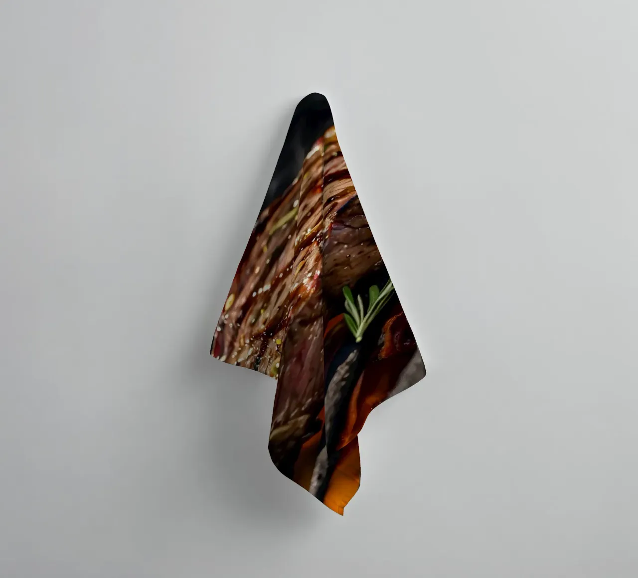 Jugoso filete asándose en una barbacoa al aire libre toalla de baño de DesignDoodle