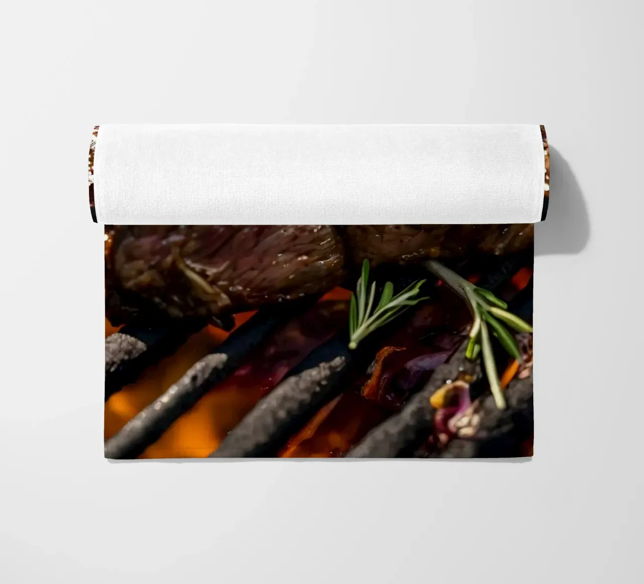 Una succosa bistecca alla griglia su un barbecue all'aperto telo mare da DesignDoodle