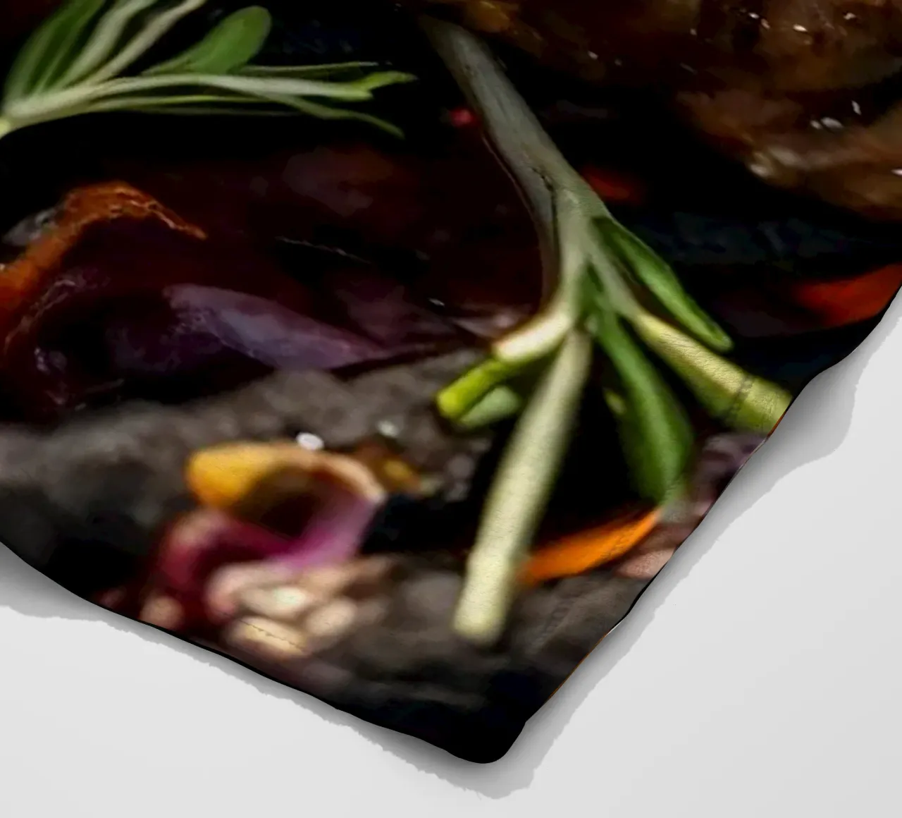 Una succosa bistecca alla griglia su un barbecue all'aperto coperta in pile da DesignDoodle