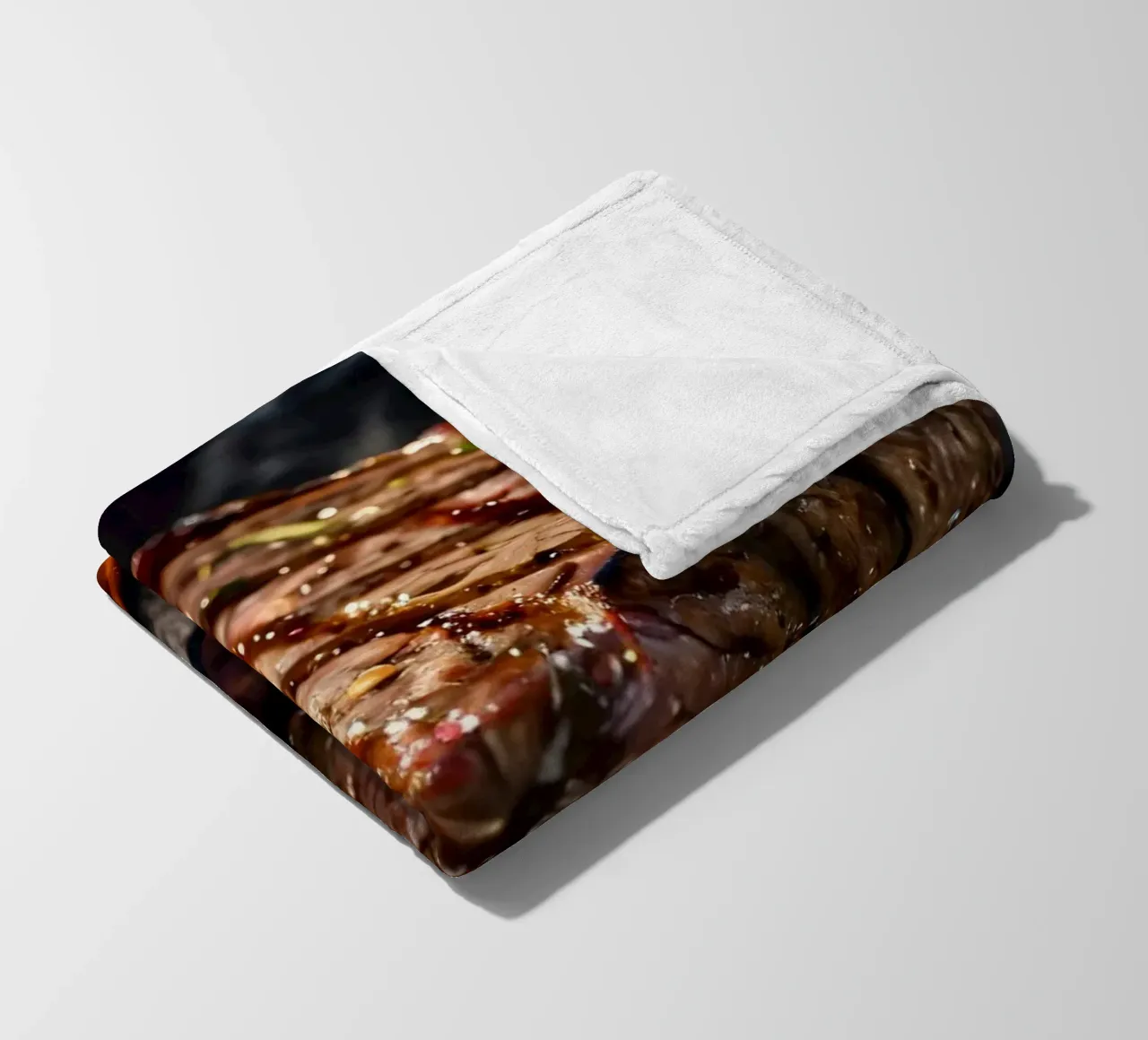 Una succosa bistecca alla griglia su un barbecue all'aperto coperta in pile da DesignDoodle