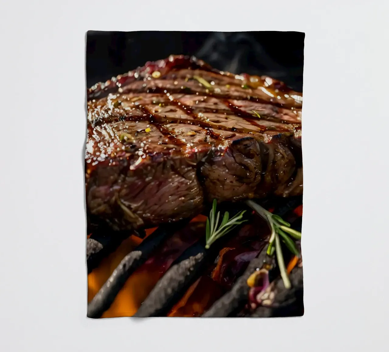 Una succosa bistecca alla griglia su un barbecue all'aperto coperta in pile da DesignDoodle