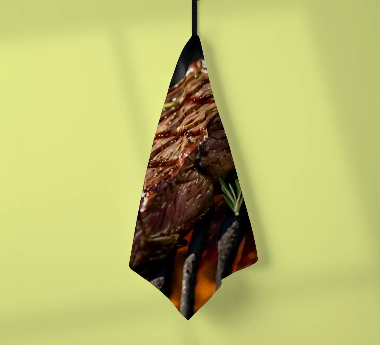Jugoso filete asándose en una barbacoa al aire libre paño de cocina de DesignDoodle