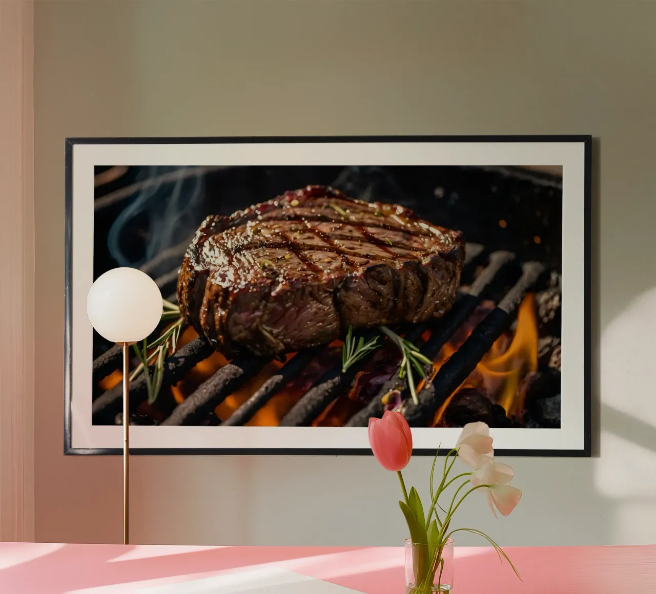 Jugoso filete asándose en una barbacoa al aire libre hahnemühle de DesignDoodle