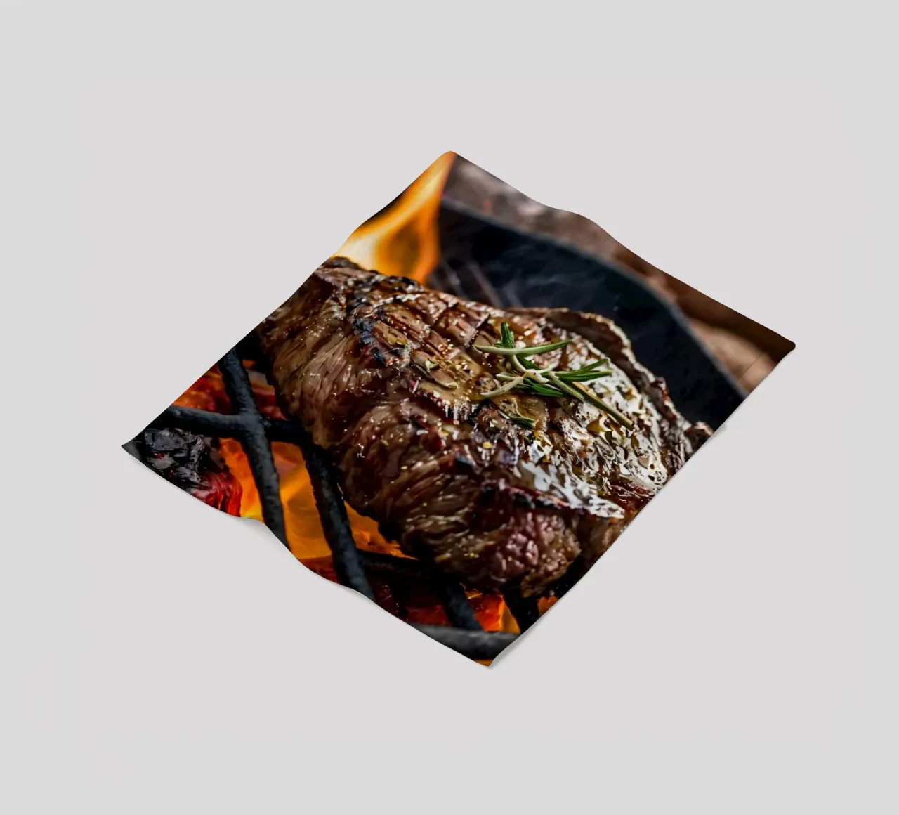 Bistecca succulenta alla griglia su fiamme libere con erbe aromatiche coperta in pile da DesignDoodle
