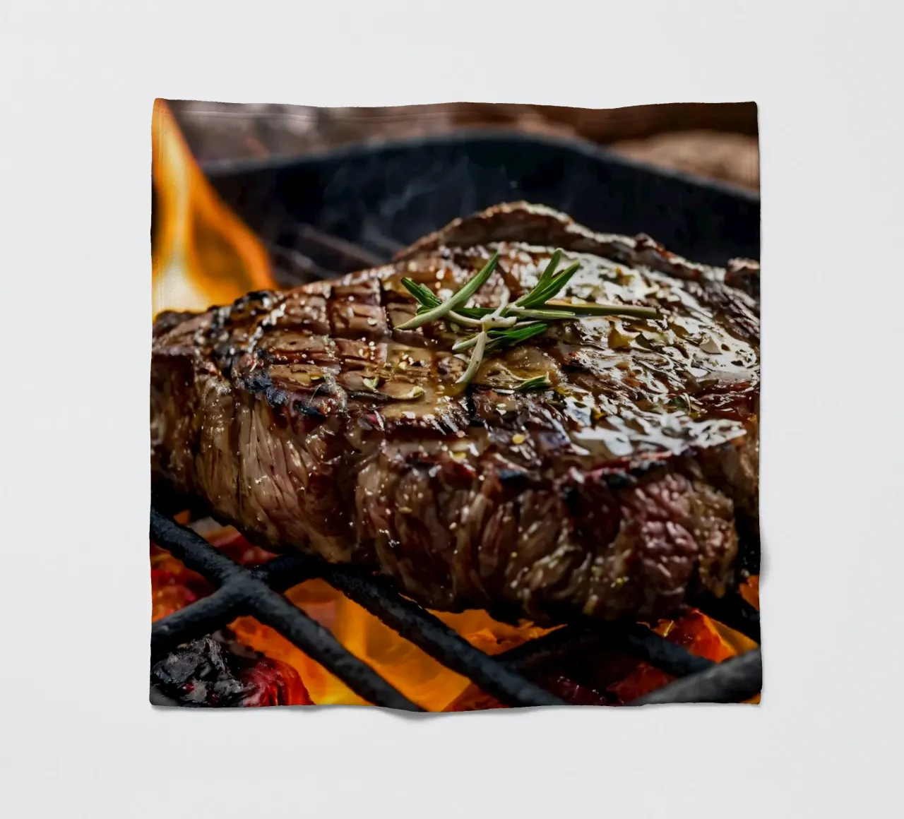 Bistecca succulenta alla griglia su fiamme libere con erbe aromatiche coperta in pile da DesignDoodle