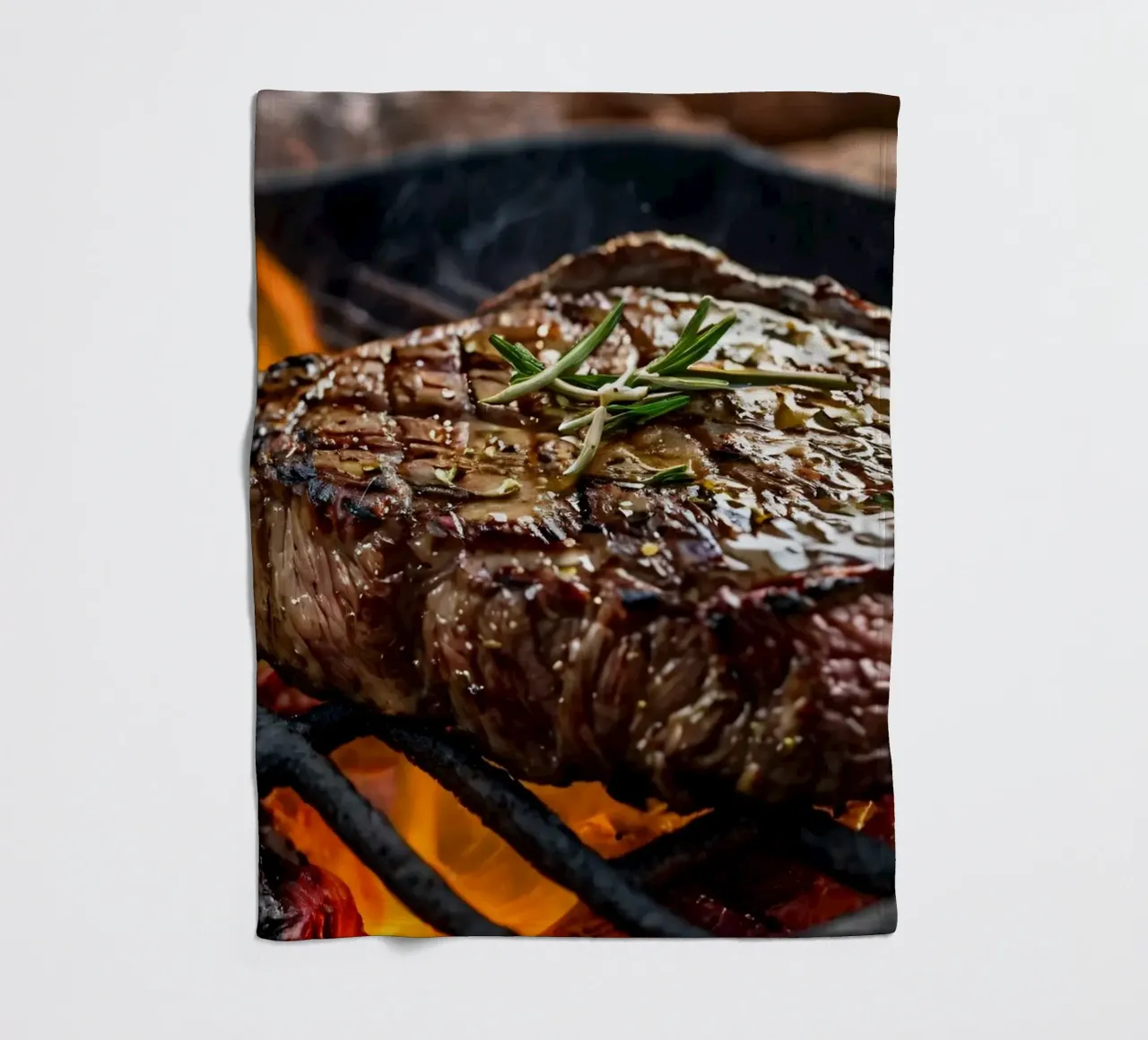 Bistecca succulenta alla griglia su fiamme libere con erbe aromatiche coperta in pile da DesignDoodle