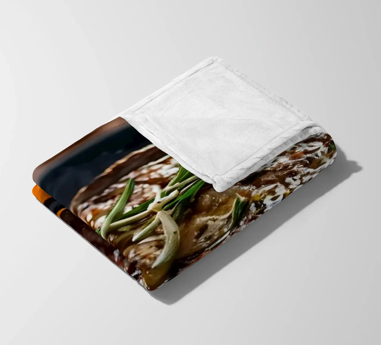 Bistecca succulenta alla griglia su fiamme libere con erbe aromatiche coperta in pile da DesignDoodle