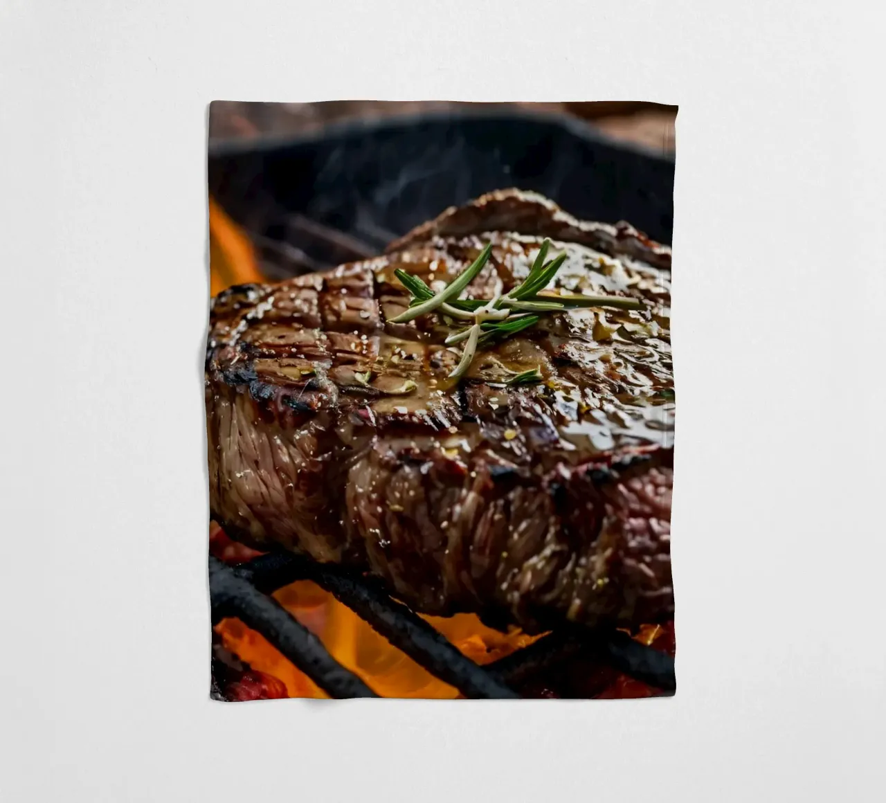 Bistecca succulenta alla griglia su fiamme libere con erbe aromatiche coperta in pile da DesignDoodle