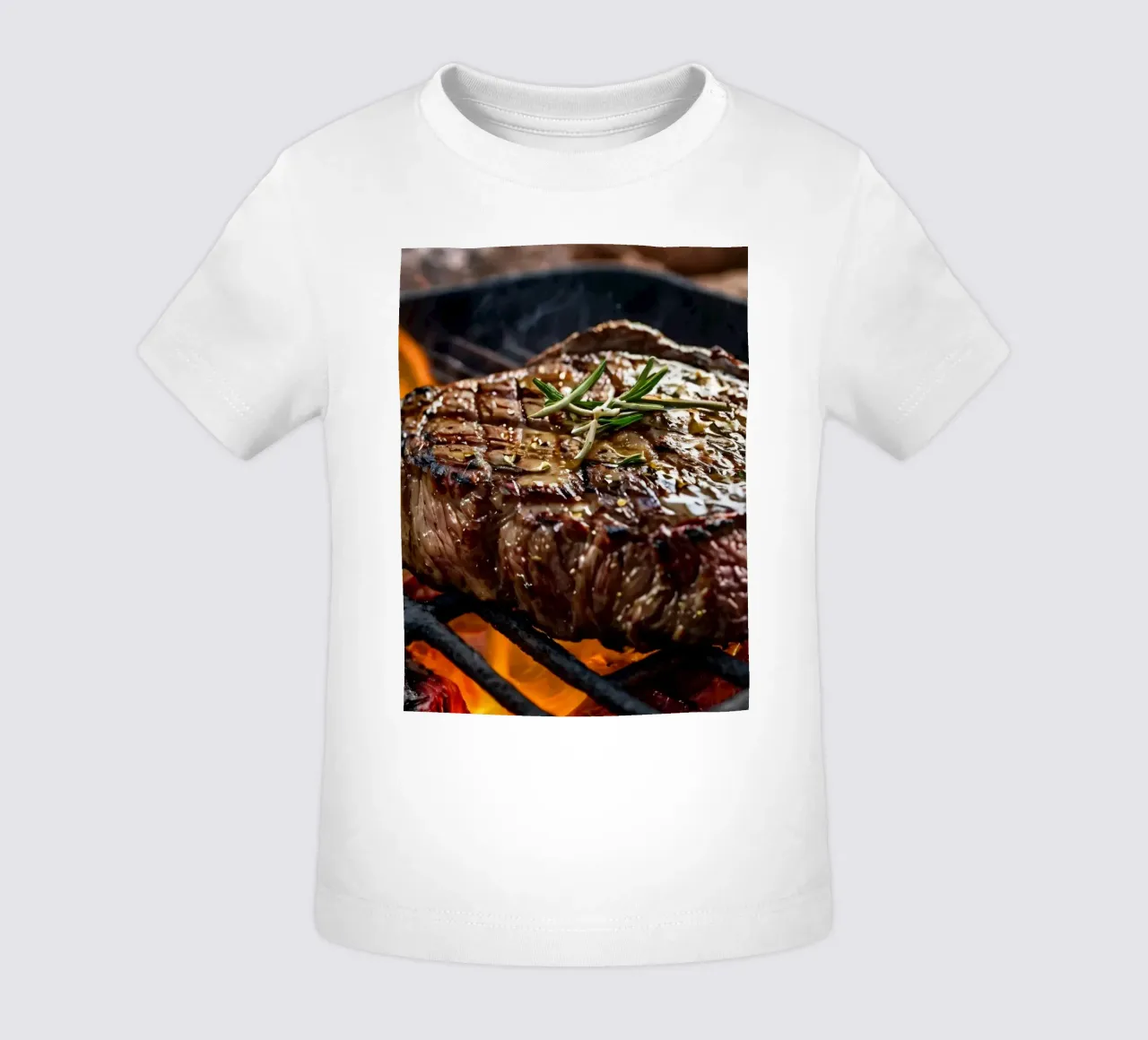 Bistecca succulenta alla griglia su fiamme libere con erbe aromatiche maglietta neonato da DesignDoodle