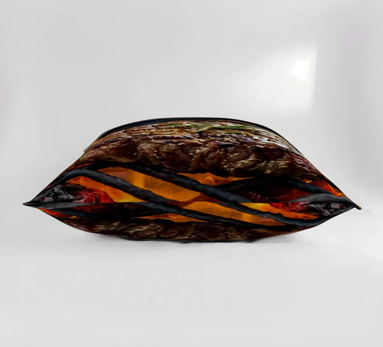 Bistecca succulenta alla griglia su fiamme libere con erbe aromatiche cuscino da DesignDoodle
