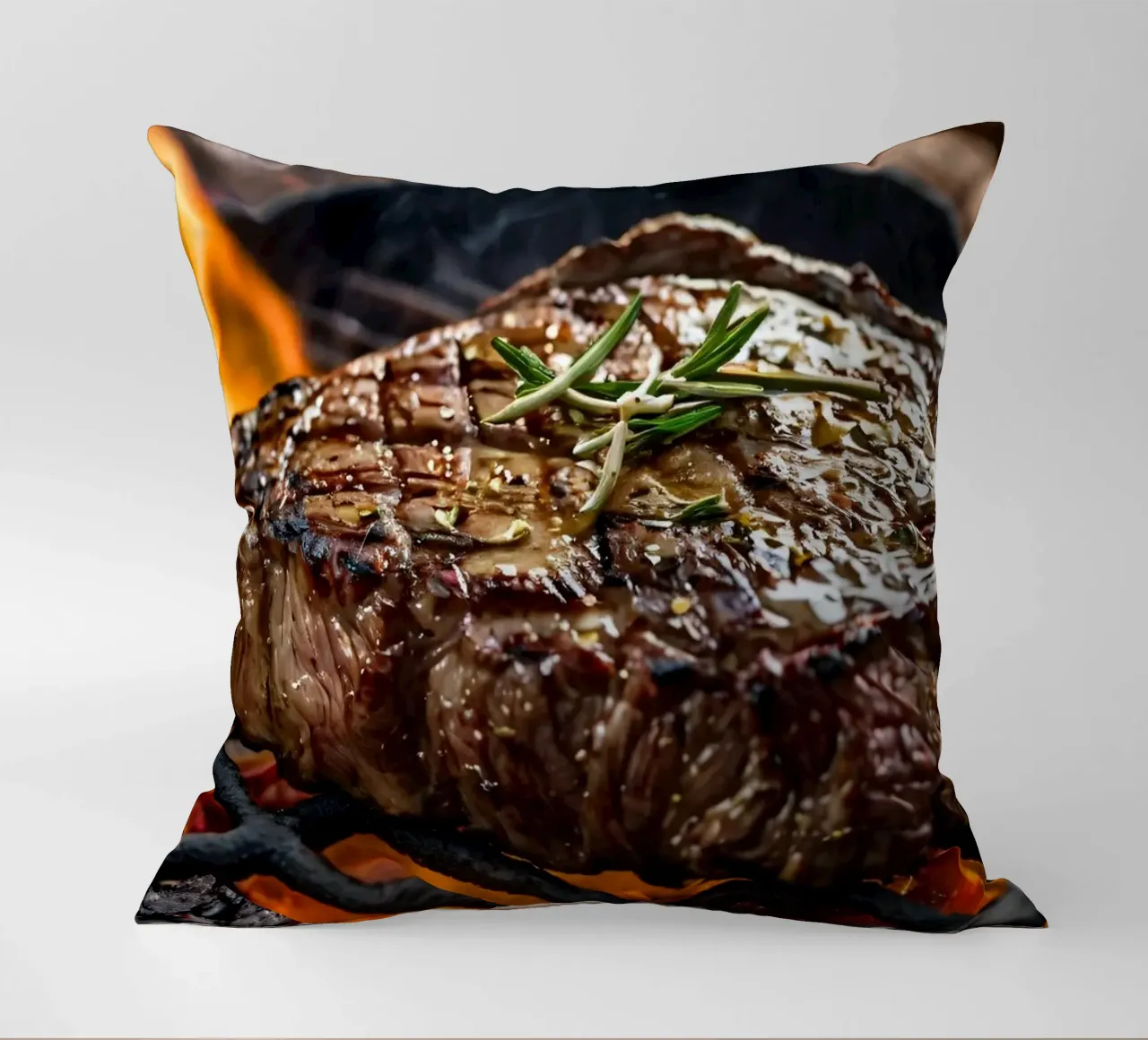 Bistecca succulenta alla griglia su fiamme libere con erbe aromatiche cuscino da DesignDoodle
