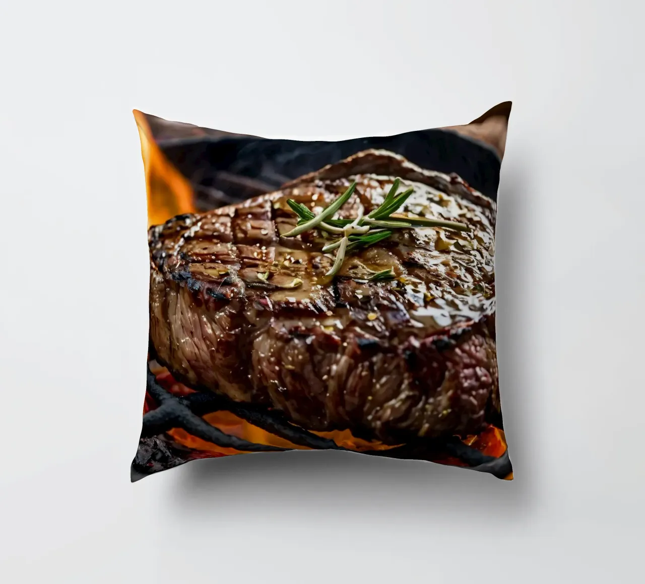 Bistecca succulenta alla griglia su fiamme libere con erbe aromatiche cuscino da DesignDoodle