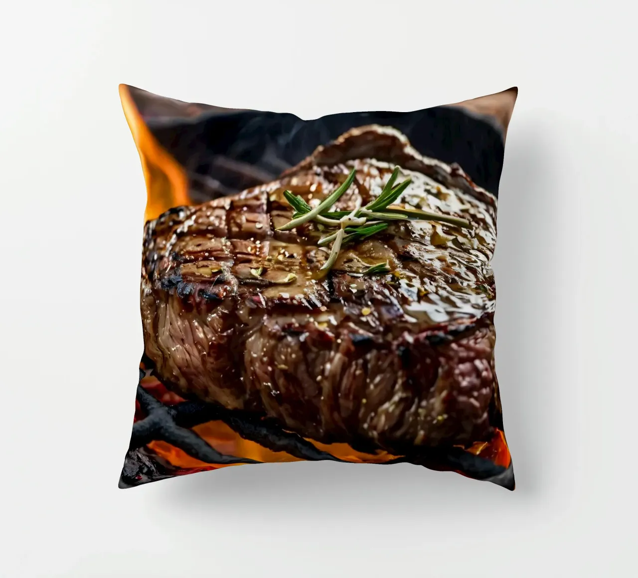 Bistecca succulenta alla griglia su fiamme libere con erbe aromatiche cuscino da DesignDoodle