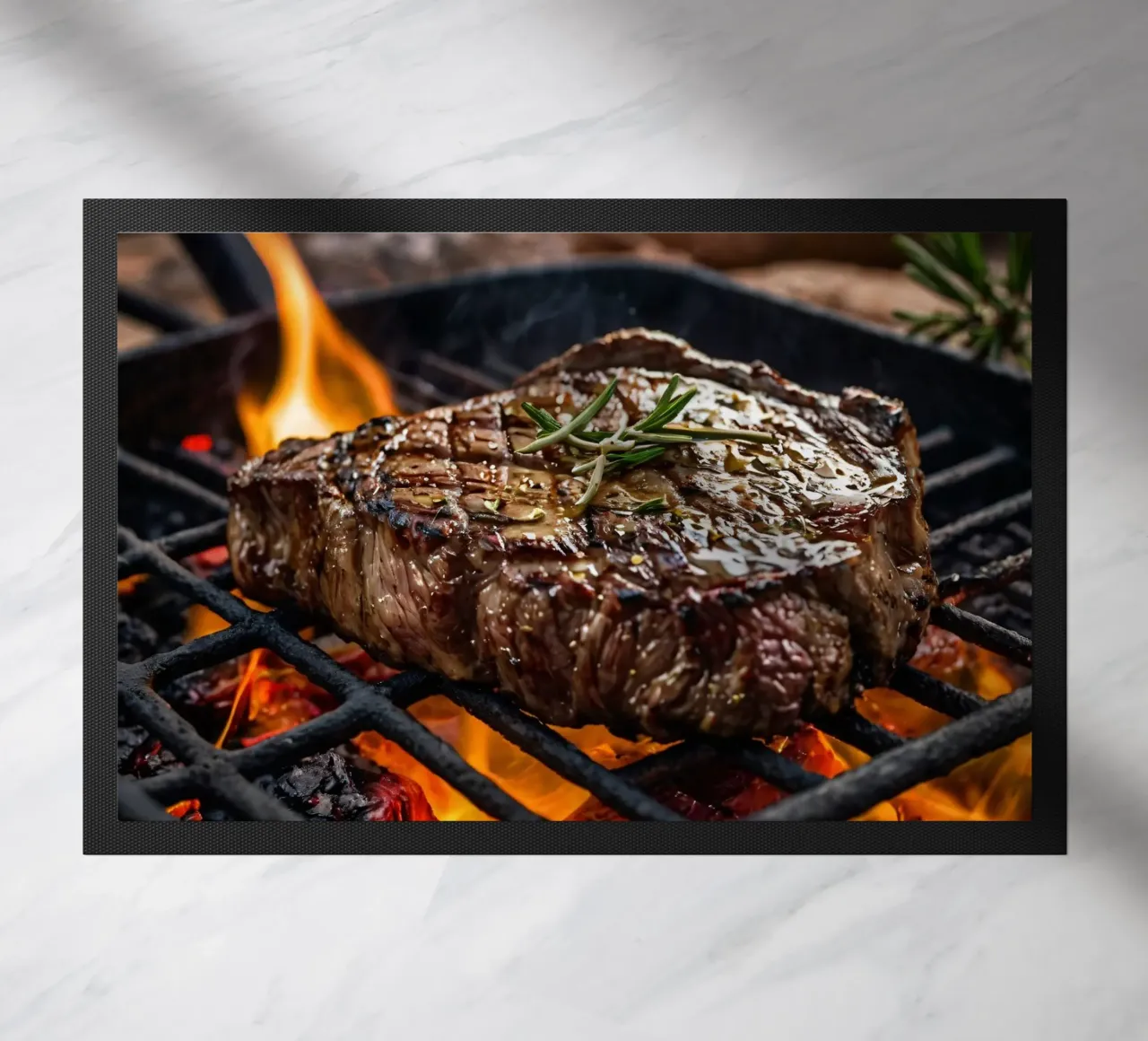 Bistecca succulenta alla griglia su fiamme libere con erbe aromatiche zerbino da DesignDoodle