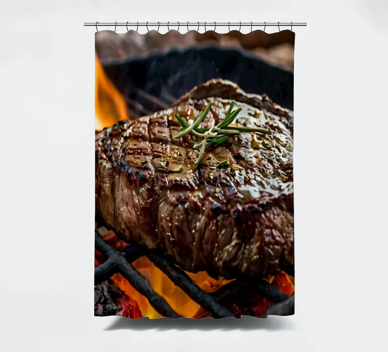 Bistecca succulenta alla griglia su fiamme libere con erbe aromatiche tenda da doccia da DesignDoodle