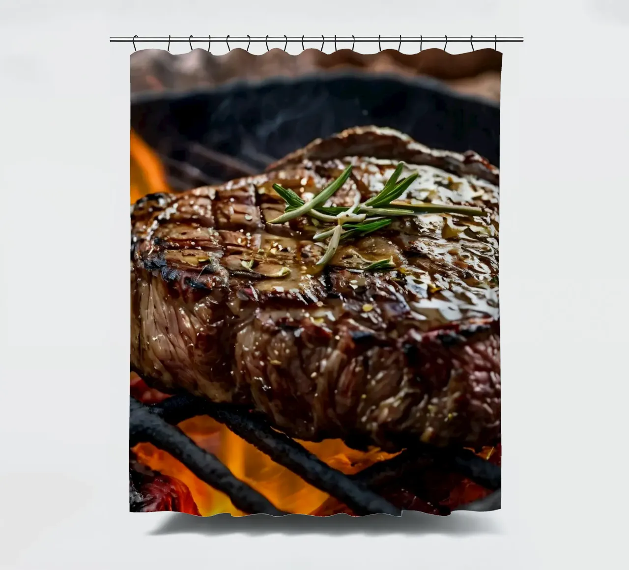 Bistecca succulenta alla griglia su fiamme libere con erbe aromatiche tenda da doccia da DesignDoodle