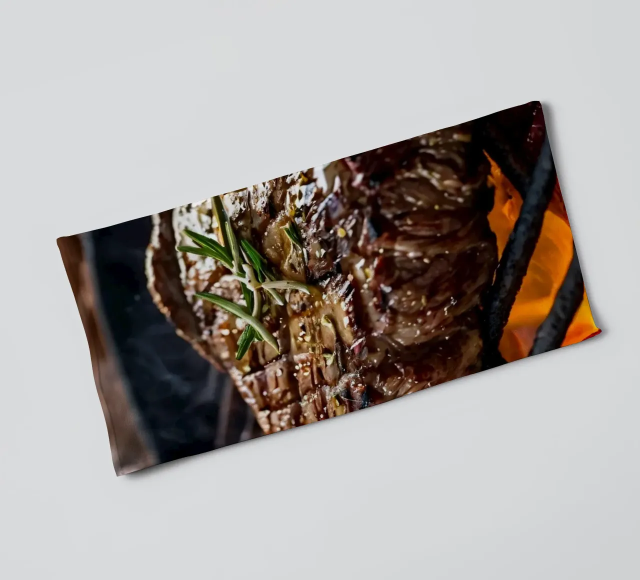 Bistecca succulenta alla griglia su fiamme libere con erbe aromatiche asciugamano da bagno da DesignDoodle